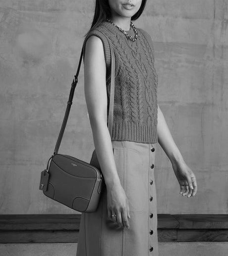 Sac bandoulière Romy en cuir grainé couleur Noir Le Tanneur – vue 2